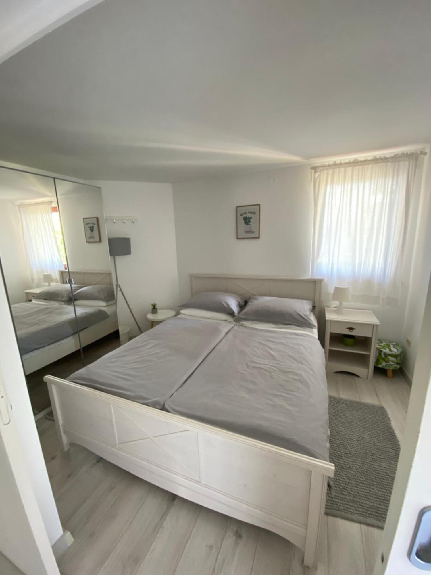 Flora 1 Apartment